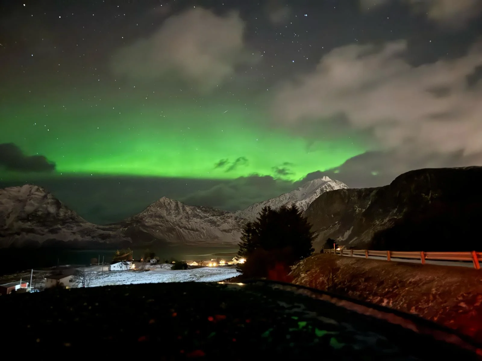 Fjord norvégien avec montagnes et cascades