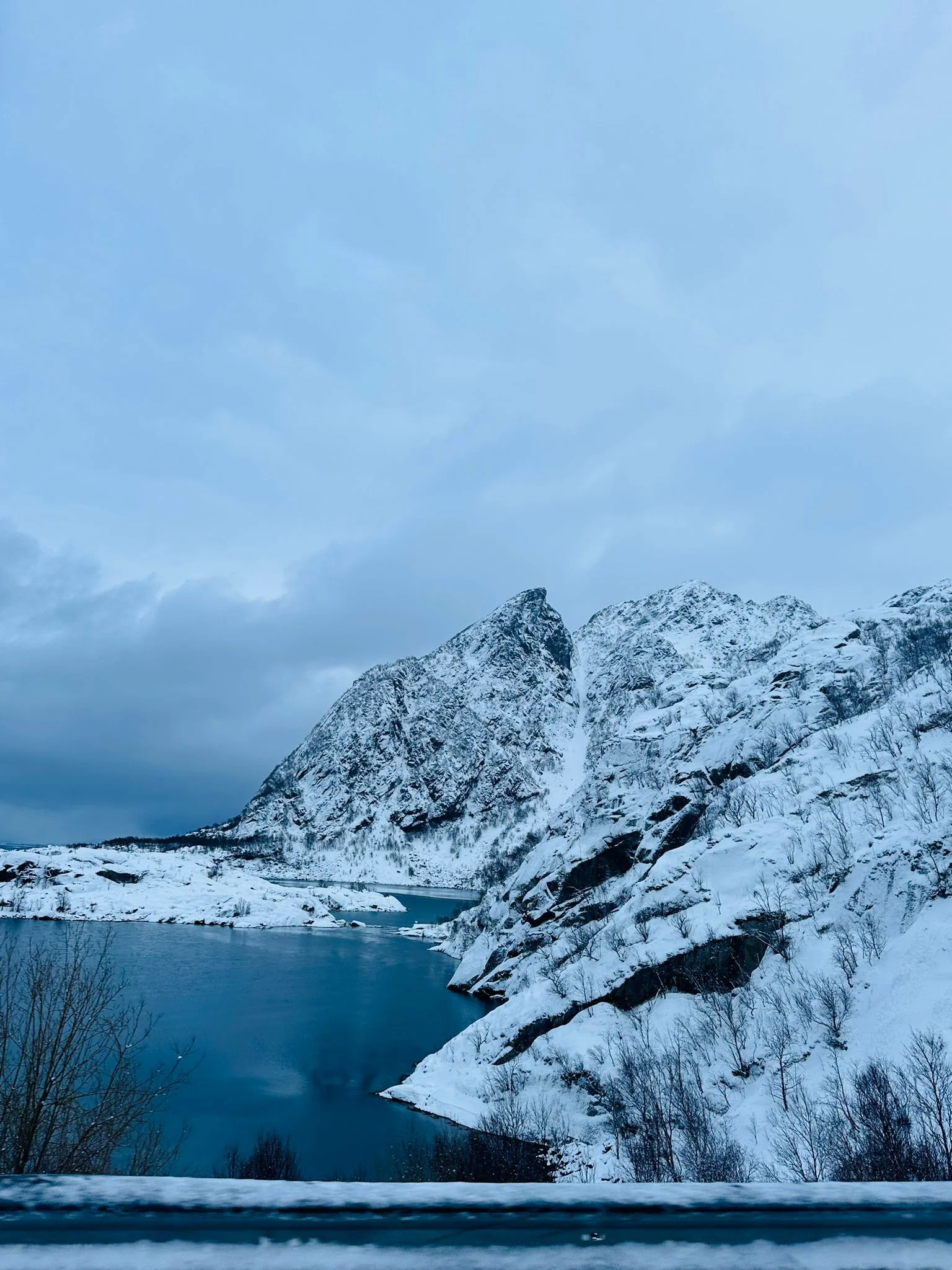 Village des îles Lofoten avec cabanes rouges